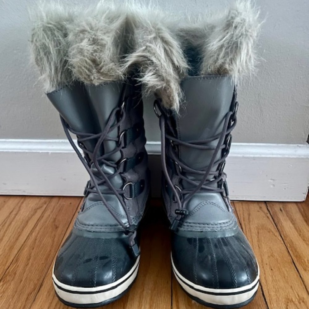 SOREL women’s gray boots, fur trimmed, size 6